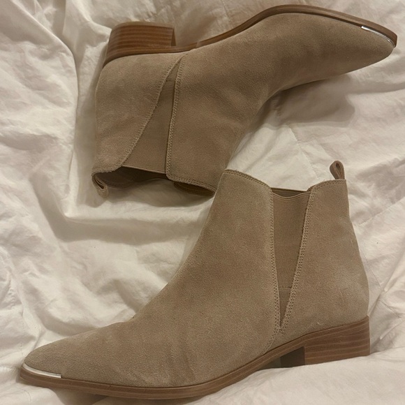 Marc Fisher Chelsea style suede ankle booties pointed toe - Picture 2 of 7